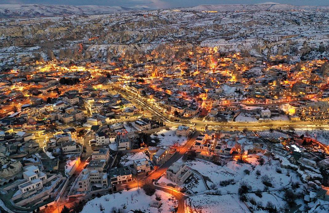 Beyaza bürünen Kapadokya büyüledi! Şehrin ışıkları geceyi aydınlattı 6